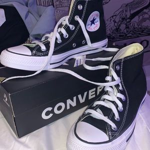 Black & white converse, never worn.